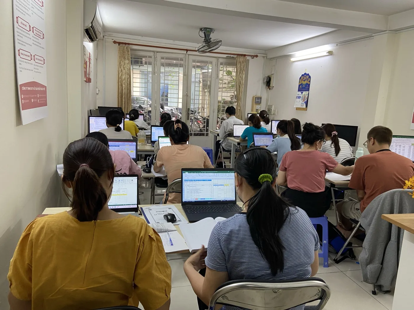 Học kế toán trên chứng từ thật