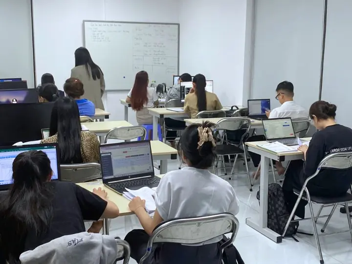 Học viên thực hành trên laptop tại lớp kế toán Thuận Việt
