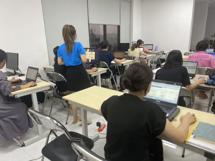 Giảng viên hướng dẫn học viên làm bài trên phần mềm kế toán