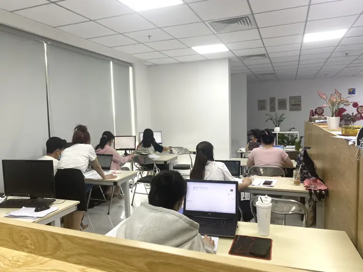 Học viên làm bài tập hạch toán trong phòng học mới