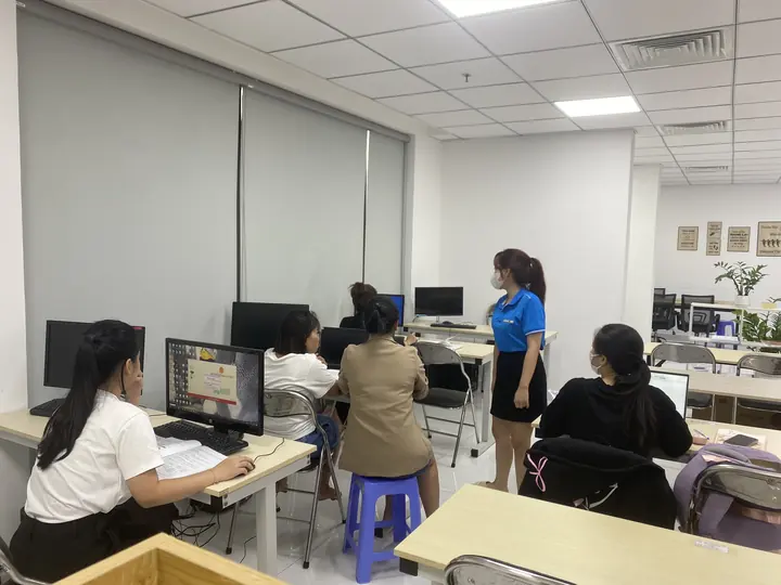 Giảng viên kèm từng học viên trong giờ thực hành