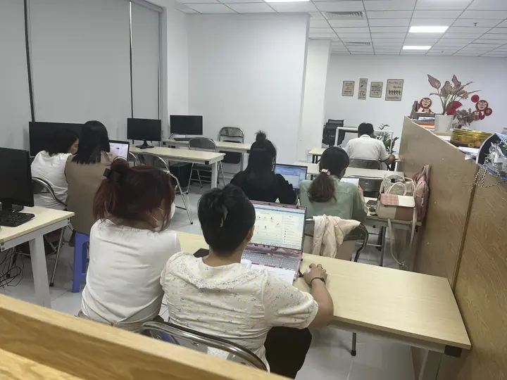 Học viên thực hành chứng từ trên máy tính