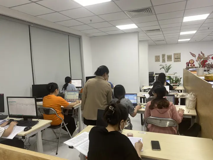 Giảng viên sửa bài trực tiếp cho học viên