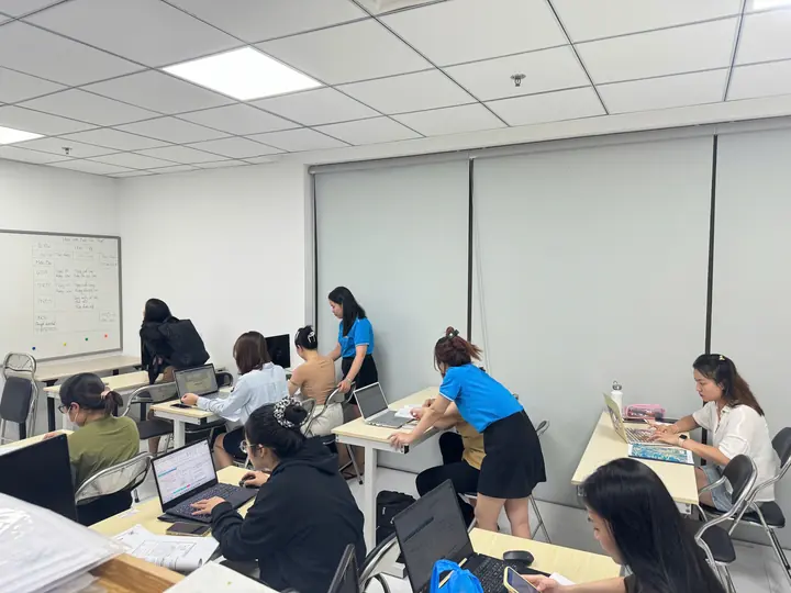 Buổi thực hành kế toán với giảng viên đi kèm từng bàn