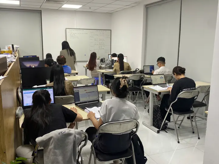 Học viên làm bài trên phần mềm kế toán tại văn phòng