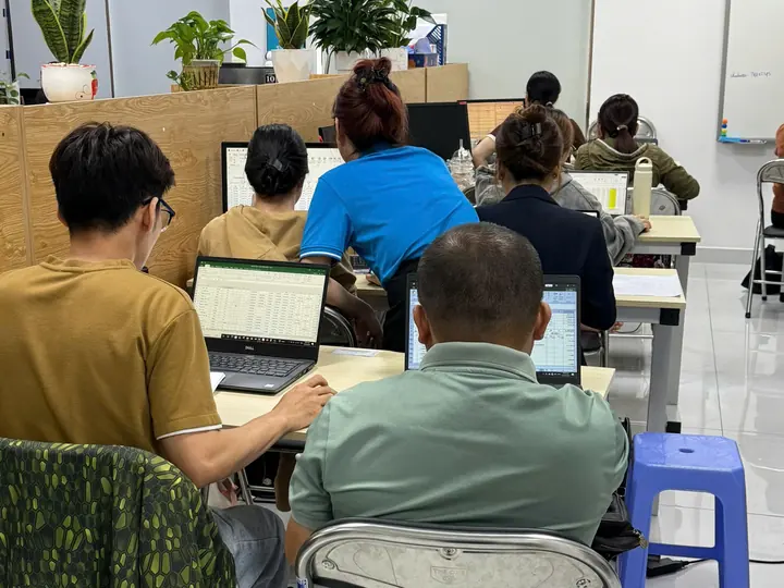 Giảng viên hướng dẫn học viên nhập liệu trên Excel