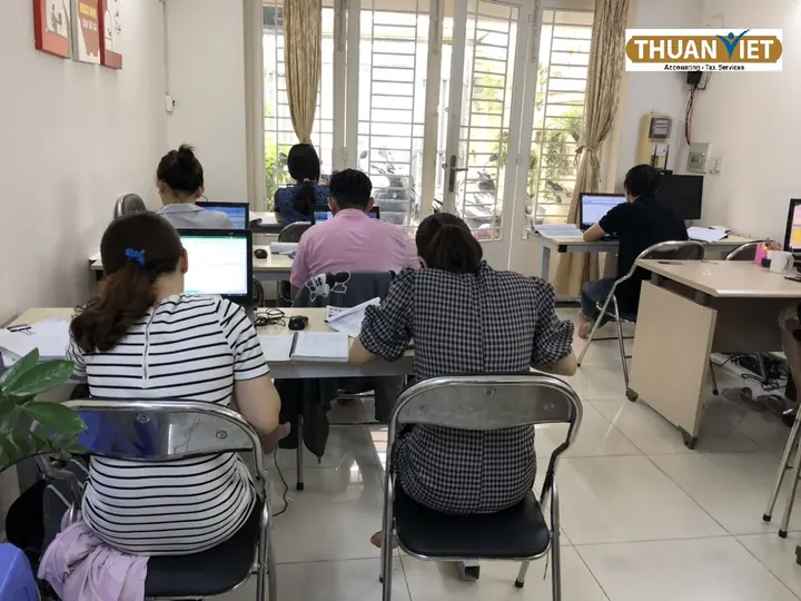 Học viên thực hành tại văn phòng cũ của Thuận Việt