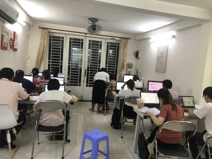 Phòng học kế toán thực hành đông học viên