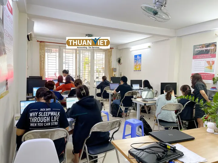 Học viên chăm chú làm bài thực hành