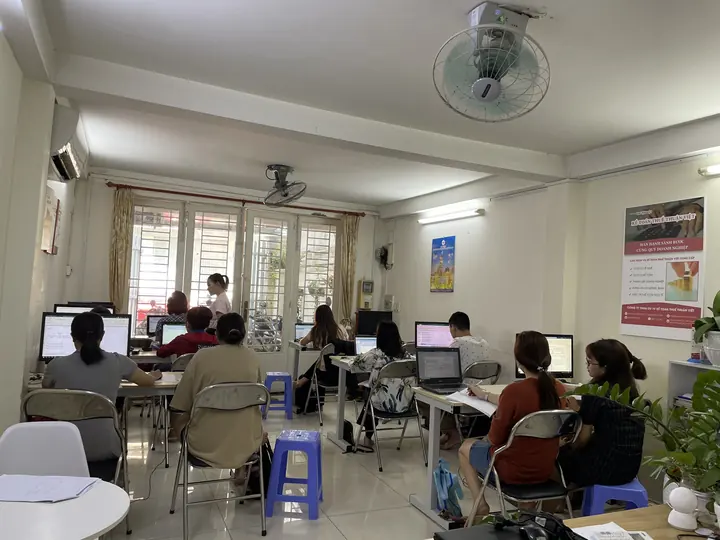 Buổi học kế toán thực hành tại văn phòng