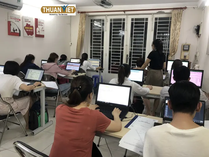 Giảng viên theo dõi học viên làm bài