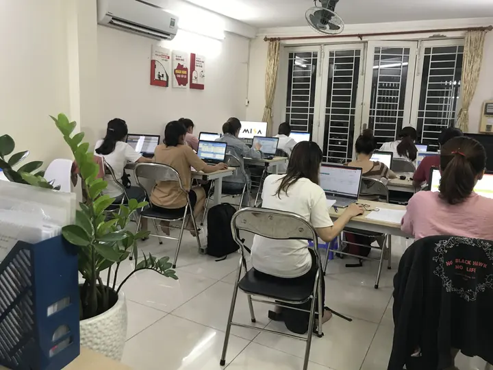 Học viên thực hành trên laptop tại phòng học