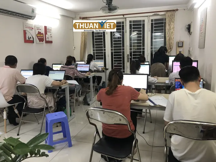 Lớp kế toán thực hành, học viên làm bài cá nhân