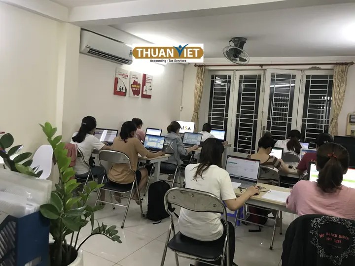 Học viên làm bài trên laptop tại lớp