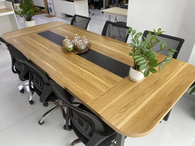 Bàn họp cạnh khu làm việc chung