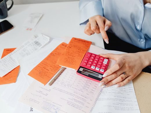 Giảng viên hướng dẫn lập báo cáo tài chính